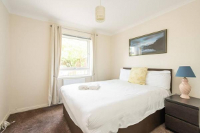 Lovely 2 bedroom flat with free parking and garden